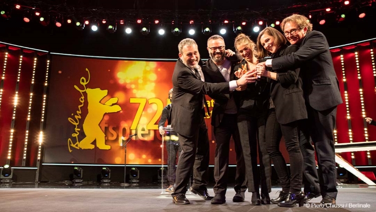 'Alcarràs' team at Berlin International Film Festival stage with the Golden Bear on February 16, 2022 (by Piero Chiussi / Berlinale)
